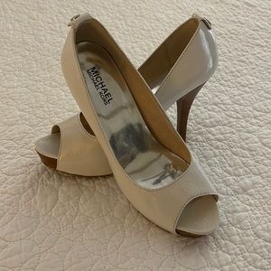 🤩MK EUC!! 🤩white patent leather peep toe heel size 8.5